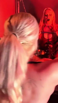 Experimente mit grausamer domina: tiefer doppelter analfick [diana von rigg & miss anna elite]