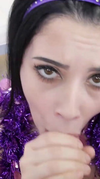 Gadis remaja rambut cokelat noelle easton lagi asik nyepong kontol dan telan sperma pov