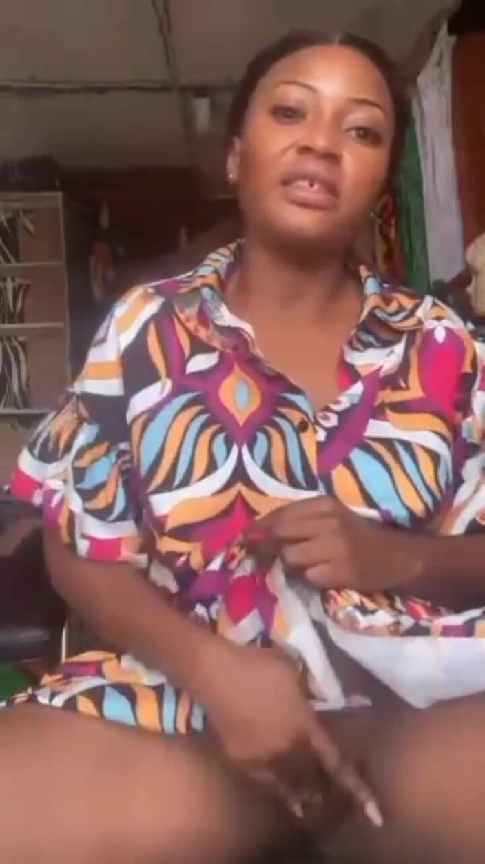 Me and my new slut: Veřejná masturbace nadržené mámy, která si hraje se svou tlustou...