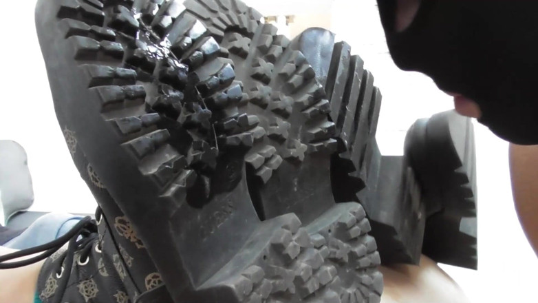NM fetish femdom videos by Princess Nikki Cruel: Deux belles nanas se font adorer les pieds par un...