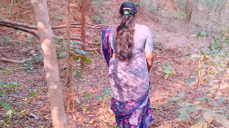 Telugu honey lips: Indian Outdoor Sex. Bhabi desi mengongkek suami di dalam hutan....