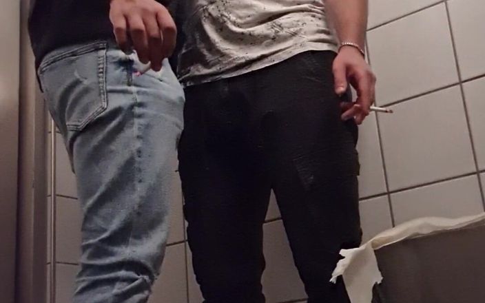 Boyzxy: Scopa e fuma in un bagno pubblico