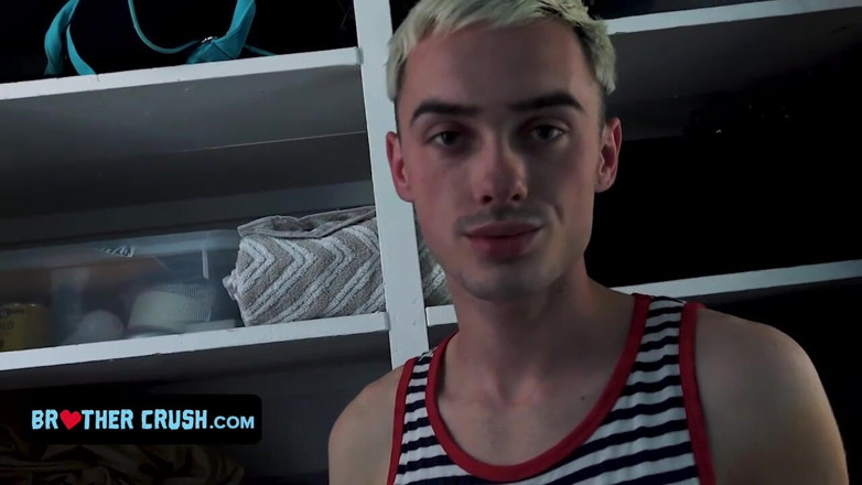 Brother Crush: Magere Twink krijgt billenkoek in de kont omdat hij een...