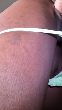 Una troia nera tettona prende un creampie amatoriale da dietro