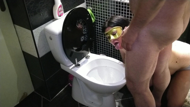 Toilet Mommy: Ústa Otrokyně Sloužila Jako Toaleta