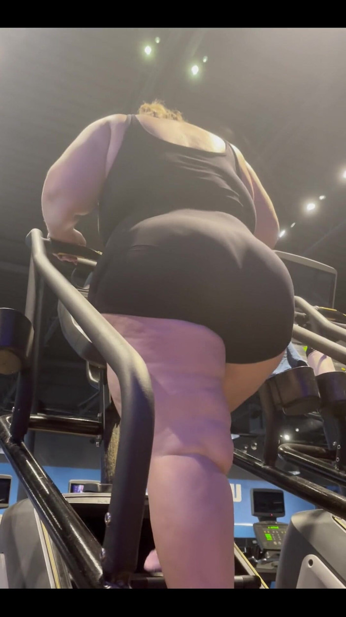 Miss Pink Plush: Qui veut mettre son visage entre mes fesses ???