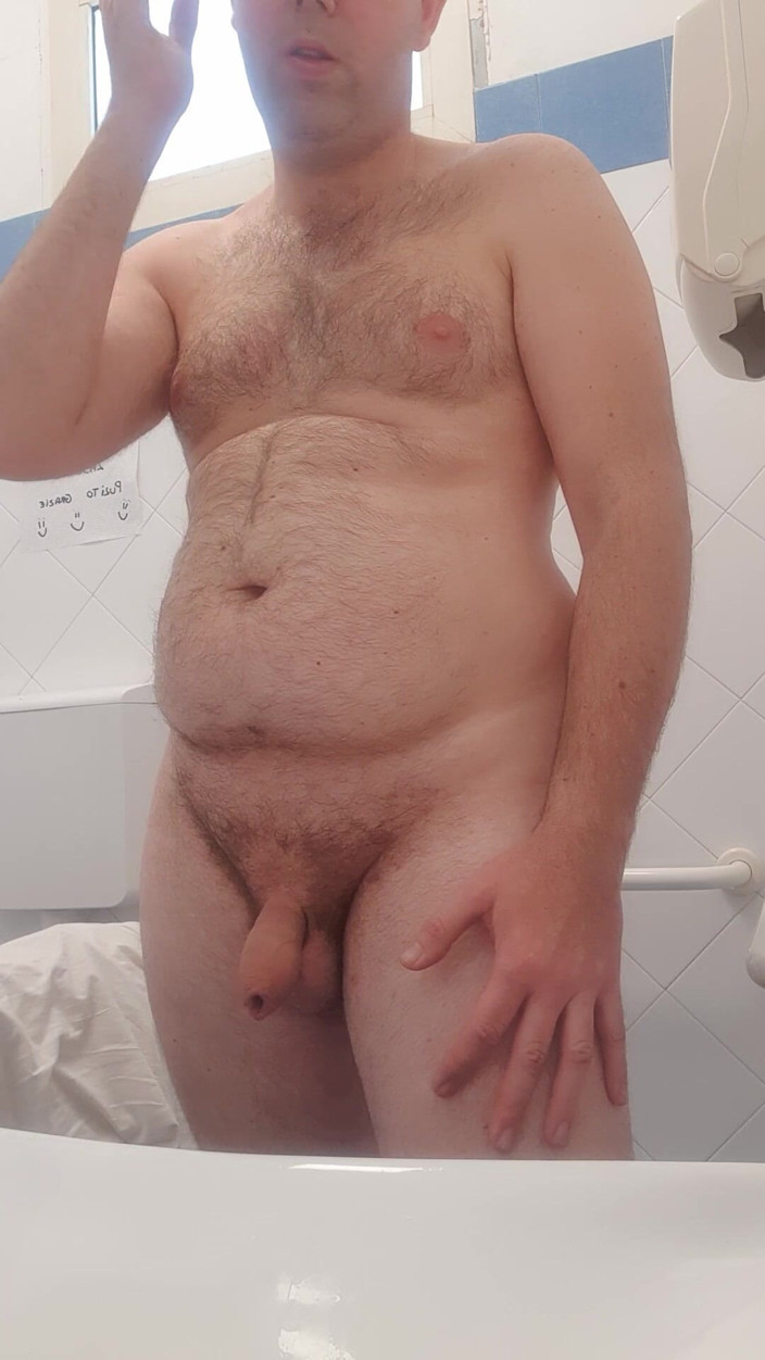 Mirko2589: Tutto Nudo in Bagno Pubblico