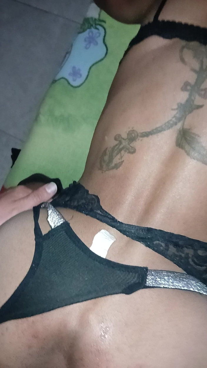 Vikingoazul: Ladyboy viene scopata in lingerie nera a casa