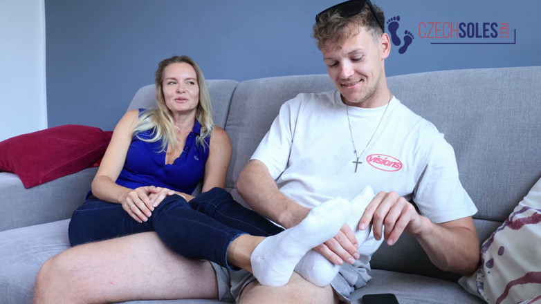 Czech Soles - foot fetish content: Je masse les pieds puants de ma demi-sœur après le...