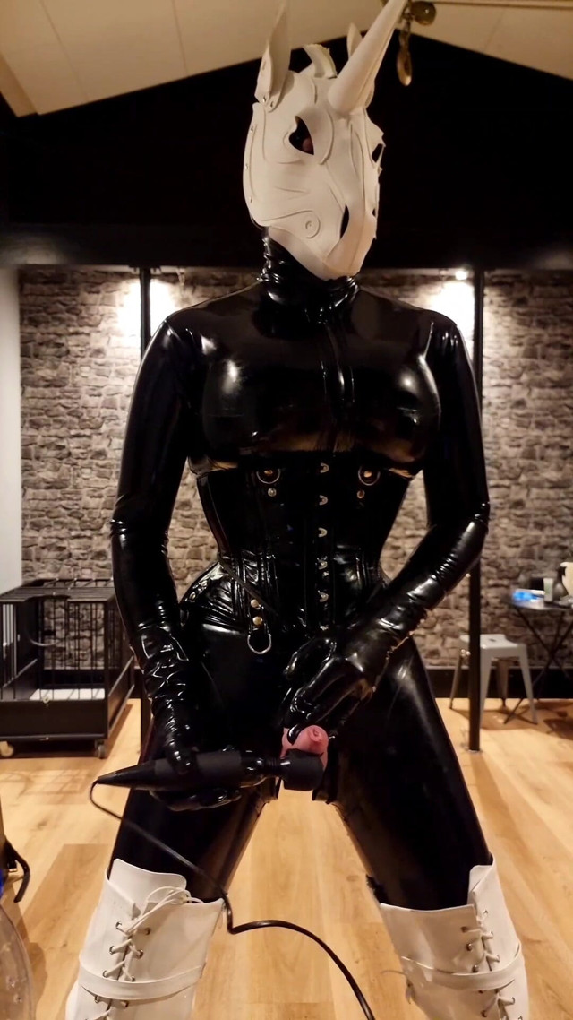 Orgasmo con bacchetta magica come una gomma (giugno incappucciato) Magic Wand Orgasm as a Rubber (Hooded June)