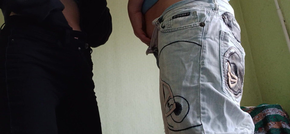 Lesbian-illusion: Două iubite se masturbează și ejaculează în blugi