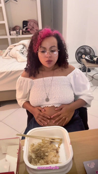 Ăn xì hơi và burping trong phòng khách sạn bloated belly