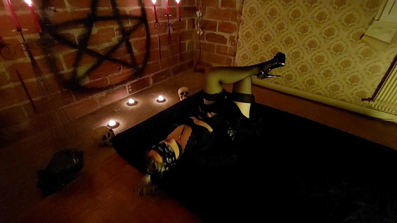 EliAndAdam: Sexy kočička si hraje s koulemi