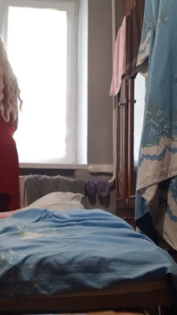 Blond macocha uwodzi rudą pasierbicę i rucha ją, podczas gdy jej mąż bierze prysznic