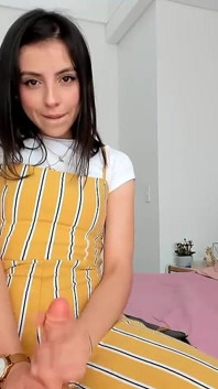 Roztomilá Alice roztomilá děvka s roztomilým obličejem ti masturbuje penis svými jemnýma rukama a dělá ti mastnou footjob
