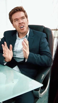 La sexy nena de ébano Sade Rose es una secretaria caliente que se folla a su jefe y tiene su coño cubierto de esperma