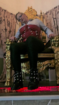 Monika Schmidt burger esmagando gigantes cuspindo bota adoração