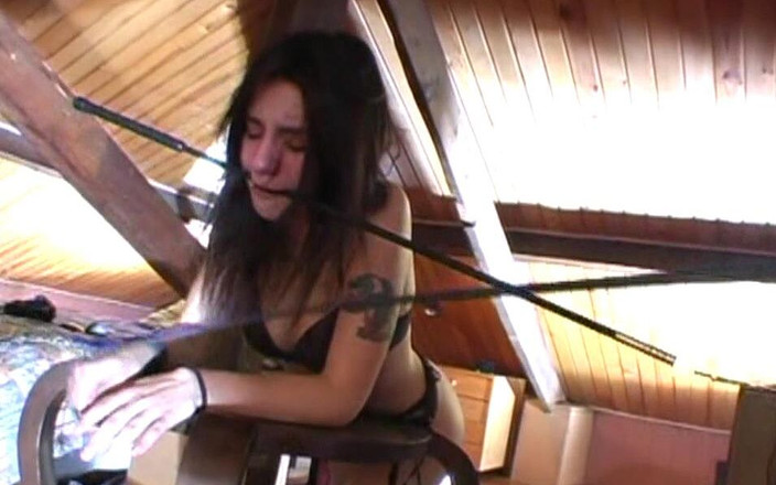 Genuine XXX: La crudele bacchettata continua e lo schiavo è sottomesso le lacrime...