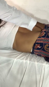 Anjali si tante seksi india dientot habis-habisan sama dokter india di meja kantornya