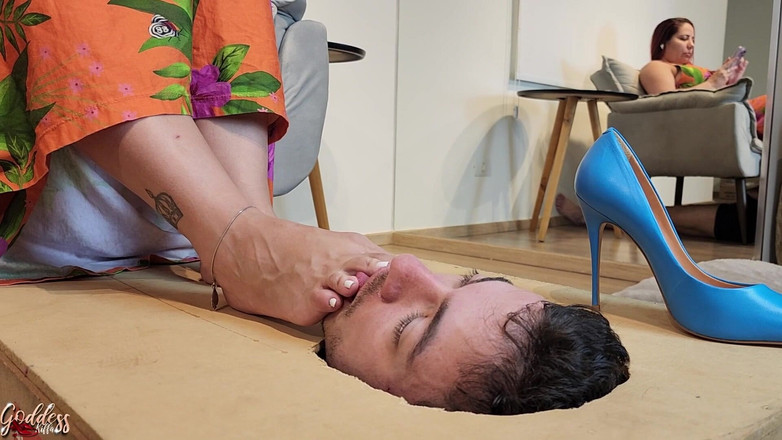 KiffaFeet: Невдаха під коробкою для обличчя ігнорується, поклоняючись богині Кінфі, брудні високі підбори, шпильки та підошви - шпильки - поклоніння ногам