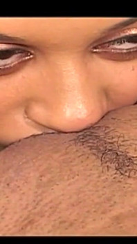 Dos lesbianas negras comiendo coño y jugando con un vibrador