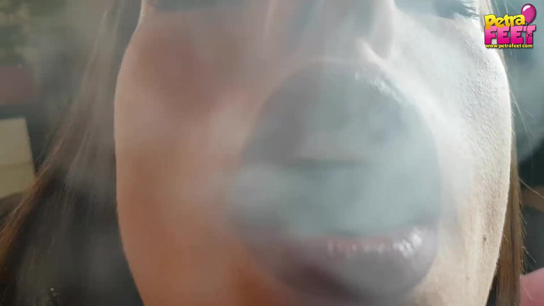 Smokin Fetish: Il suo bel viso in cam