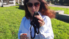 Pissing Everywhere: Fetiš. Sexy dospívající dívka čůrá ve stoje v parku