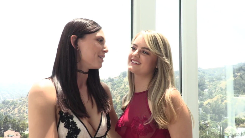 LesbianX: Aidra fox ngentot pantat cewek seksi ini pakai strap-on ukuran...