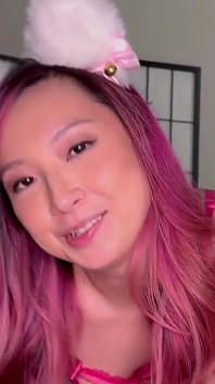 Kitty Girl Monique Mae dává hřebci nohu s obrovským pérem a kouří