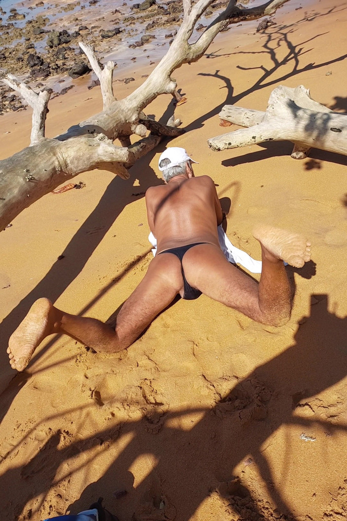 Ladysilvas: Ladysilva sulla spiaggia che si abbronza il sedere in mutandine