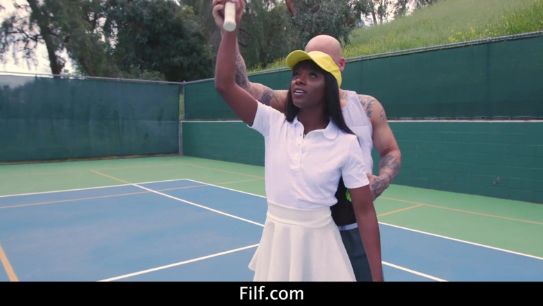 FILF - Father I'd Like To Fuck: Anna Foxxx, black de tennis, prend des cours de sodomie...