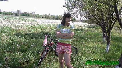 Wet Maya: Pinkeln auf ihr fahrrad