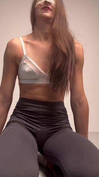 Skinny_lady69: Йога в легінсах і шкарпетках