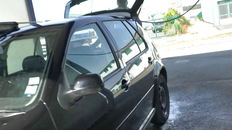 Time To Jerk Off: 惊人的洗车女孩从她的客户那里得到普遍的操逼