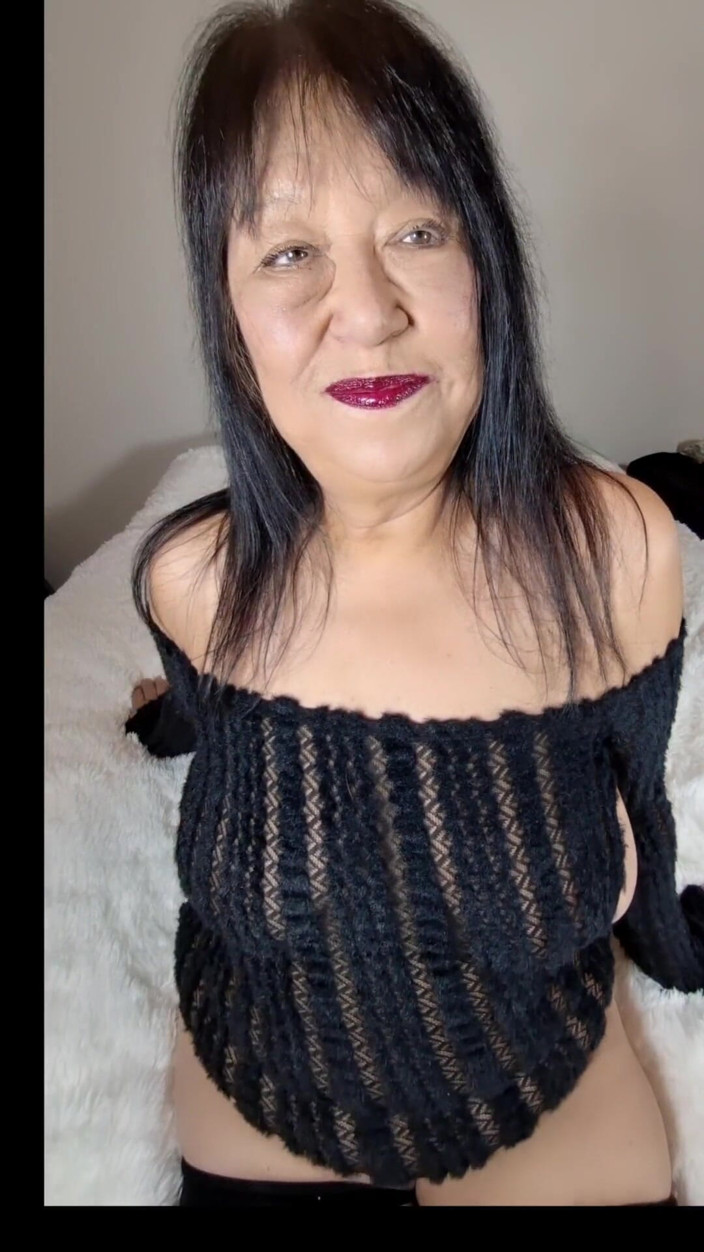 Zilah Luz: 有人喜欢一边穿着大腿高丝袜一边用我的假阳具观看肛交自慰吗？