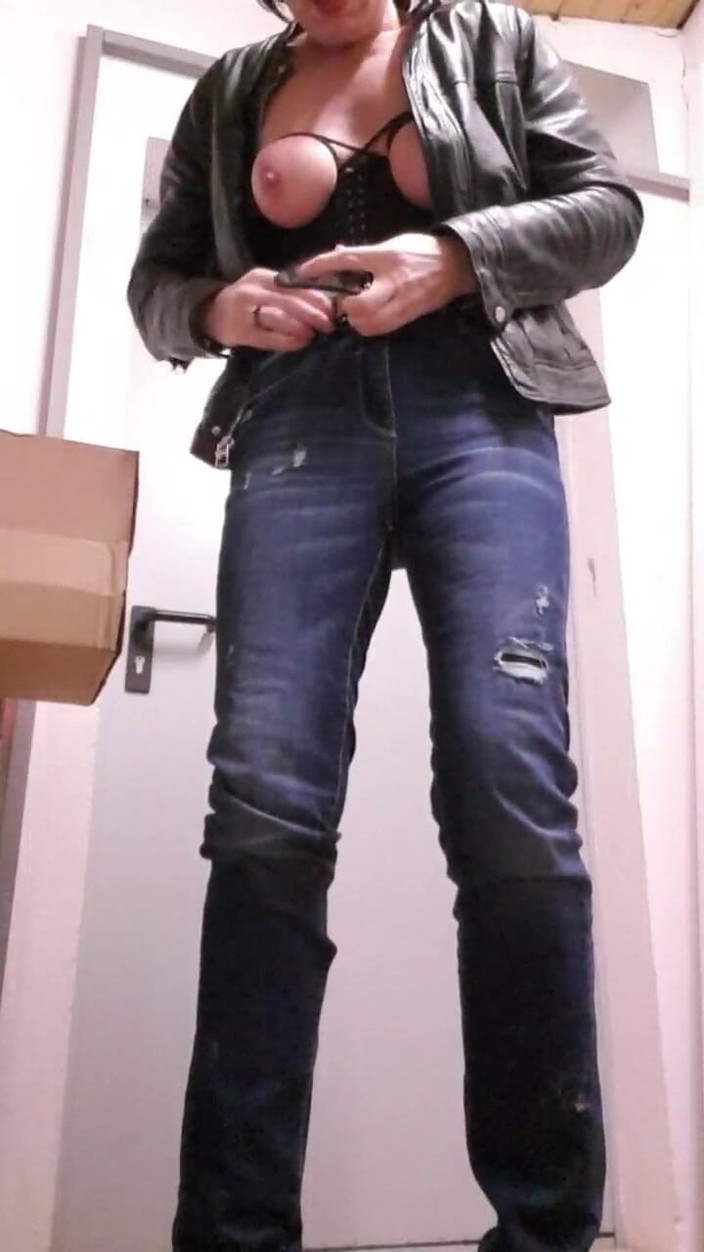 JulieEroticDress: 熟女在工作时潮吹