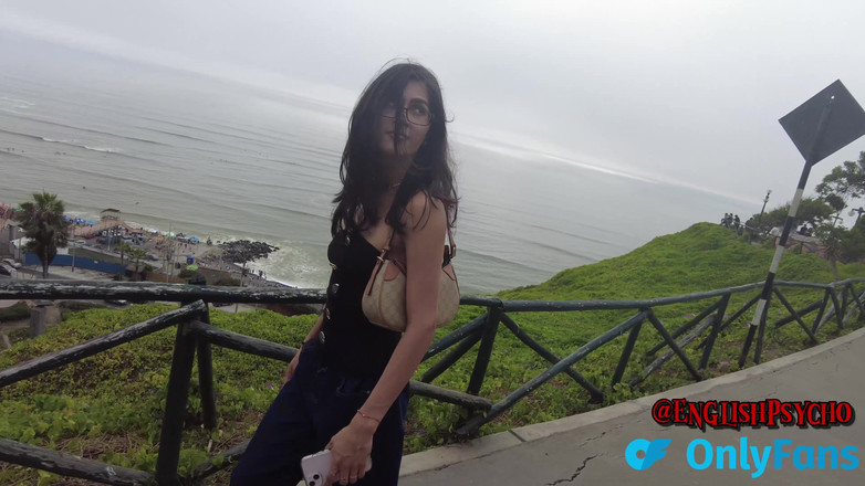 English Psycho: 5フィート5インチの小さなトランス人形がランチに来て、彼女のペニスを見せてくれました - パート1/4)