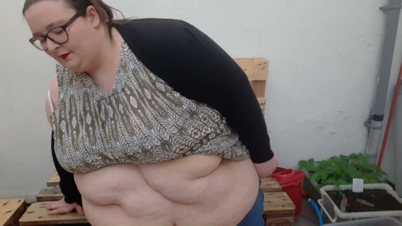 SSBBWLadyBrads: SSBBW gioco segreto della pancia in giardino
