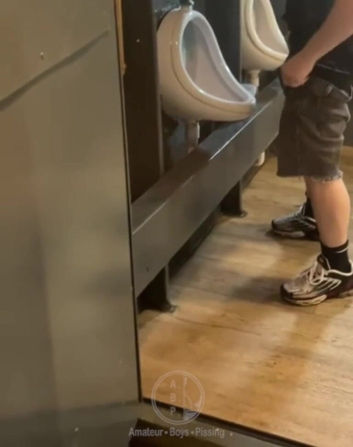 AmateurBoysPissing: Amatérský chlap chycen ve veřejném pisoáru (nemůže čůrat, tak raději si honí)