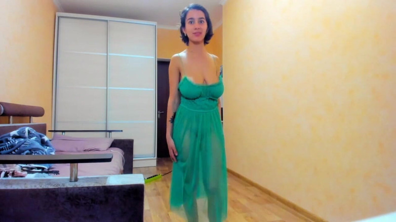 myla_angel: 穿着绿色透明连衣裙的热辣Myla Angel！