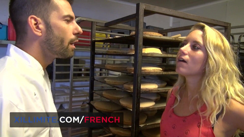 French girls at work: Сексуальная пекарь хочет заняться сексом со своим клиентом