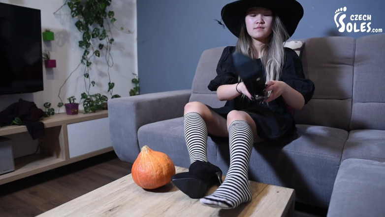 Czech Soles - foot fetish content: La notte di Halloween in una magica adorazione del piede (speciale)