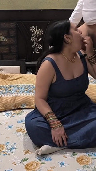 Puja india folla con sastre para coser un vestido sin costo