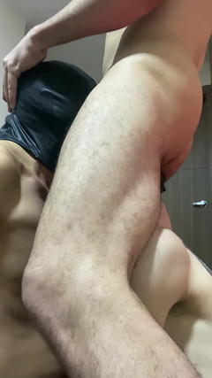 Broken holes cuckold gay: 比让戴绿帽子的观看更好的是制服他并使用你们俩的深喉