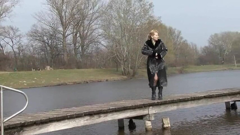 Femdom Austria: Perra en cuero meando en un muelle