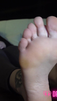 Les pieds moites de Laura - (filles de rêve en chaussettes)