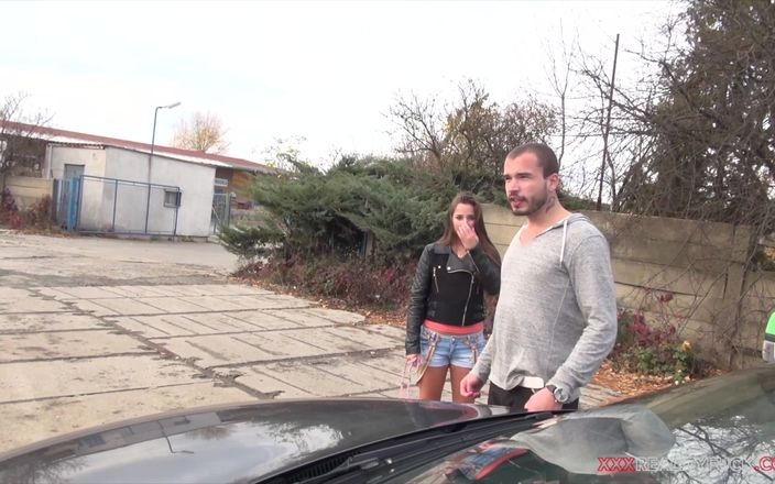 Czech Pornzone: Amirah adara टूटी हुई कार की मदद के लिए जोरदार लंड चुसाई और अच्छी चुदाई देती है