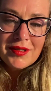 胖熟女lilybay73乱搞和吮吸她的假阳具直到她高潮