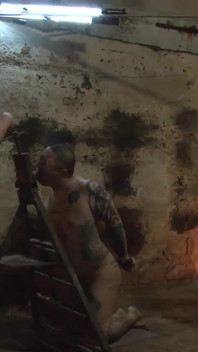 Il cazzo di gomma viene soffiato forte