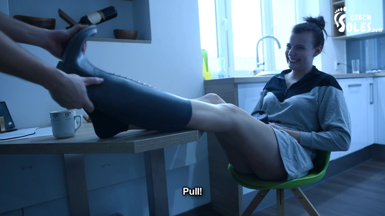 Czech Soles - foot fetish content: Cita de pie con un colega en el trabajo - parte 1